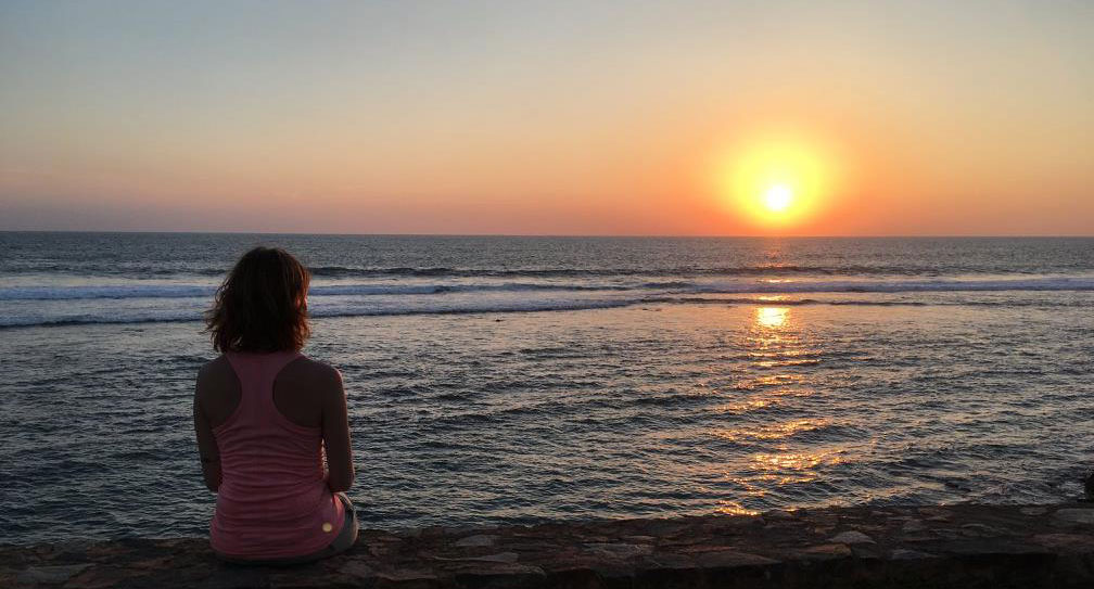 the girly geek face au coucher de soleil